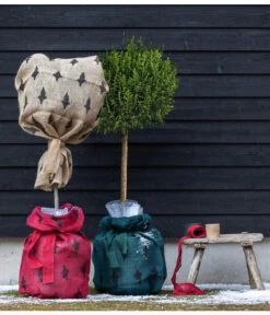 Dehner Pflanzen-Isolierfolie 13 Dehner Pflanzen-Isolierfolie -Haus Pflanzen Welt 6798649 6798656 6798664 WE MO 003 WinterschutzJutesackmitDekor