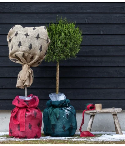 Dehner Pflanzen-Isolierfolie 13 Dehner Pflanzen-Isolierfolie -Haus Pflanzen Welt 6798649 6798656 6798664 WE MO 003 WinterschutzJutesackmitDekor